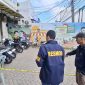 Petugas kepolisian dari tim Resmob melakukan olah tempat kejadian perkara (TKP) di depan toko oleh-oleh di Jalan ZA Pagar Alam, Bandar Lampung, Sabtu (9/5/2026). Foto: Ist.
