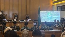 Suasana sidang lanjutan kasus penyiraman air keras terhadap aktivis KontraS, Andrie Yunus, di Pengadilan Militer II-08 Jakarta. Majelis hakim memerintahkan agar dihadirkan saksi ahli kimia untuk menjelaskan kandungan dan reaksi zat cairan yang digunakan pelaku. Foto: Ist.