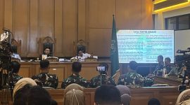 Suasana sidang lanjutan kasus penyiraman air keras terhadap aktivis KontraS, Andrie Yunus, di Pengadilan Militer II-08 Jakarta. Majelis hakim memerintahkan agar dihadirkan saksi ahli kimia untuk menjelaskan kandungan dan reaksi zat cairan yang digunakan pelaku. Foto: Ist.