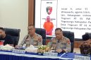 Suasana konferensi pers yang digelar di Mapolres Pati, Kamis (7/5/2026). Tampak dari kiri ke kanan, perwakilan Reskrim, Kapolresta Pati Kombes Pol Jaka Wahyudi, Kabid Humas Polda Jateng Kombes Pol Artanto, dan perwakilan Kemenag Pati saat memaparkan detail kasus pencabulan di Ponpes Ndolo Kusumo serta keputusan pencabutan izin operasional pesantren. Di layar belakang terlihat data identitas tersangka berinisial A (51). Foto: Ist.