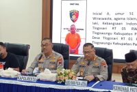 Suasana konferensi pers yang digelar di Mapolres Pati, Kamis (7/5/2026). Tampak dari kiri ke kanan, perwakilan Reskrim, Kapolresta Pati Kombes Pol Jaka Wahyudi, Kabid Humas Polda Jateng Kombes Pol Artanto, dan perwakilan Kemenag Pati saat memaparkan detail kasus pencabulan di Ponpes Ndolo Kusumo serta keputusan pencabutan izin operasional pesantren. Di layar belakang terlihat data identitas tersangka berinisial A (51). Foto: Ist.