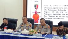 Suasana konferensi pers yang digelar di Mapolres Pati, Kamis (7/5/2026). Tampak dari kiri ke kanan, perwakilan Reskrim, Kapolresta Pati Kombes Pol Jaka Wahyudi, Kabid Humas Polda Jateng Kombes Pol Artanto, dan perwakilan Kemenag Pati saat memaparkan detail kasus pencabulan di Ponpes Ndolo Kusumo serta keputusan pencabutan izin operasional pesantren. Di layar belakang terlihat data identitas tersangka berinisial A (51). Foto: Ist.