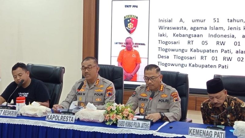 Suasana konferensi pers yang digelar di Mapolres Pati, Kamis (7/5/2026). Tampak dari kiri ke kanan, perwakilan Reskrim, Kapolresta Pati Kombes Pol Jaka Wahyudi, Kabid Humas Polda Jateng Kombes Pol Artanto, dan perwakilan Kemenag Pati saat memaparkan detail kasus pencabulan di Ponpes Ndolo Kusumo serta keputusan pencabutan izin operasional pesantren. Di layar belakang terlihat data identitas tersangka berinisial A (51). Foto: Ist.