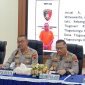 Suasana konferensi pers yang digelar di Mapolres Pati, Kamis (7/5/2026). Tampak dari kiri ke kanan, perwakilan Reskrim, Kapolresta Pati Kombes Pol Jaka Wahyudi, Kabid Humas Polda Jateng Kombes Pol Artanto, dan perwakilan Kemenag Pati saat memaparkan detail kasus pencabulan di Ponpes Ndolo Kusumo serta keputusan pencabutan izin operasional pesantren. Di layar belakang terlihat data identitas tersangka berinisial A (51). Foto: Ist.