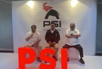 Ade Armando saat memberikan keterangan pers terkait keputusannya mundur dari PSI di Kantor DPP PSI, Jakarta Pusat, Selasa (5/5/2026). Ia menegaskan langkah ini diambil demi kebaikan bersama agar nama baik partai tidak terus diseret dalam kasus hukum yang menimpanya. Foto: Ist.