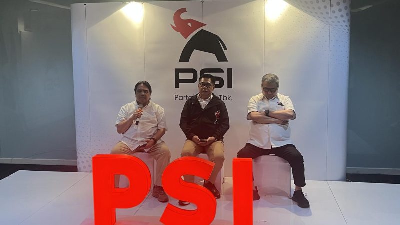 Ade Armando saat memberikan keterangan pers terkait keputusannya mundur dari PSI di Kantor DPP PSI, Jakarta Pusat, Selasa (5/5/2026). Ia menegaskan langkah ini diambil demi kebaikan bersama agar nama baik partai tidak terus diseret dalam kasus hukum yang menimpanya. Foto: Ist.
