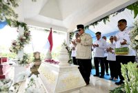 Presiden Prabowo Subianto melakukan ziarah ke makam aktivis buruh perempuan, Marsinah di Kabupaten Nganjuk, Jawa Timur. Foto: Ist.