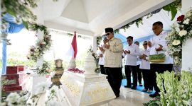 Presiden Prabowo Subianto melakukan ziarah ke makam aktivis buruh perempuan, Marsinah di Kabupaten Nganjuk, Jawa Timur. Foto: Ist.