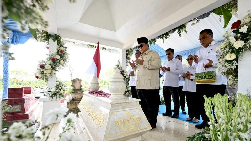Presiden Prabowo Subianto melakukan ziarah ke makam aktivis buruh perempuan, Marsinah di Kabupaten Nganjuk, Jawa Timur. Foto: Ist.