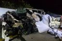 Kondisi mobil Toyota Hilux yang rusak parah di bagian depan dan bodi samping setelah kecelakaan di Jalan Tol Sigli–Banda Aceh (Sibanceh), Senin (11/5/2026) malam. Foto: Ist.