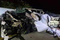 Kondisi mobil Toyota Hilux yang rusak parah di bagian depan dan bodi samping setelah kecelakaan di Jalan Tol Sigli–Banda Aceh (Sibanceh), Senin (11/5/2026) malam. Foto: Ist.