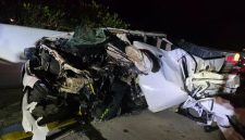 Kondisi mobil Toyota Hilux yang rusak parah di bagian depan dan bodi samping setelah kecelakaan di Jalan Tol Sigli–Banda Aceh (Sibanceh), Senin (11/5/2026) malam. Foto: Ist.