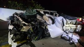 Kondisi mobil Toyota Hilux yang rusak parah di bagian depan dan bodi samping setelah kecelakaan di Jalan Tol Sigli–Banda Aceh (Sibanceh), Senin (11/5/2026) malam. Foto: Ist.