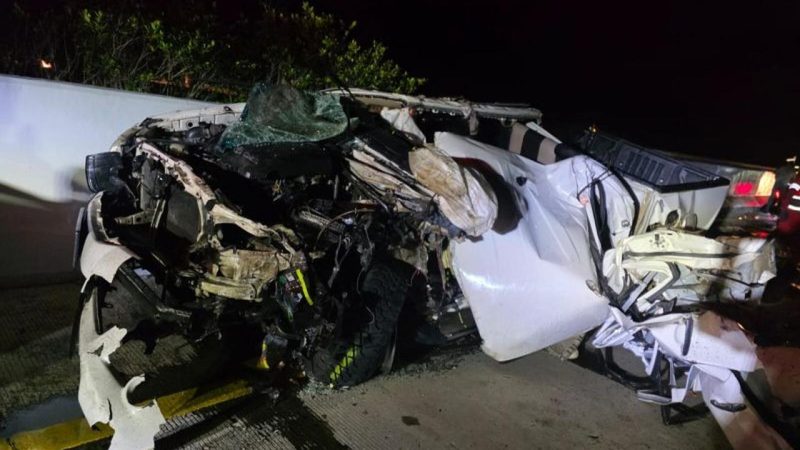 Kondisi mobil Toyota Hilux yang rusak parah di bagian depan dan bodi samping setelah kecelakaan di Jalan Tol Sigli–Banda Aceh (Sibanceh), Senin (11/5/2026) malam. Foto: Ist.
