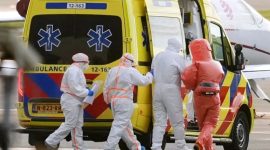 Tim medis dan petugas penanganan darurat terlihat mengenakan pakaian pelindung lengkap saat mengevakuasi atau menangani pasien yang terinfeksi Hantavirus dari kapal pesiar MV Hondius di salah satu pelabuhan atau bandar udara. WHO mewajibkan seluruh pasien positif maupun tersangka terpapar menjalani isolasi dan pemantauan ketat selama 42 hari guna mencegah penyebaran wabah varian Andes yang telah menewaskan tiga orang tersebut. Foto: Ist.