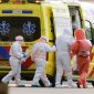 Tim medis dan petugas penanganan darurat terlihat mengenakan pakaian pelindung lengkap saat mengevakuasi atau menangani pasien yang terinfeksi Hantavirus dari kapal pesiar MV Hondius di salah satu pelabuhan atau bandar udara. WHO mewajibkan seluruh pasien positif maupun tersangka terpapar menjalani isolasi dan pemantauan ketat selama 42 hari guna mencegah penyebaran wabah varian Andes yang telah menewaskan tiga orang tersebut. Foto: Ist.