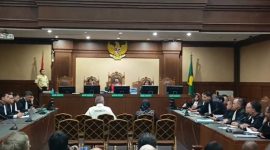 Suasana sidang pembacaan putusan kasus korupsi pengadaan LNG di PT Pertamina periode 2013-2020. Majelis hakim menjatuhkan hukuman penjara 4,5 tahun kepada Hari Karyuliarto dan 3,5 tahun kepada Yenni Andayani, serta denda masing-masing Rp200 juta. Foto: Ist.