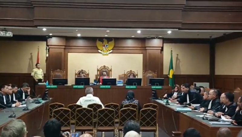 Suasana sidang pembacaan putusan kasus korupsi pengadaan LNG di PT Pertamina periode 2013-2020. Majelis hakim menjatuhkan hukuman penjara 4,5 tahun kepada Hari Karyuliarto dan 3,5 tahun kepada Yenni Andayani, serta denda masing-masing Rp200 juta. Foto: Ist.
