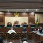 Suasana sidang pembacaan putusan kasus korupsi pengadaan LNG di PT Pertamina periode 2013-2020. Majelis hakim menjatuhkan hukuman penjara 4,5 tahun kepada Hari Karyuliarto dan 3,5 tahun kepada Yenni Andayani, serta denda masing-masing Rp200 juta. Foto: Ist.
