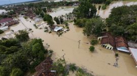 Kondisi permukiman yang terendam banjir akibat curah hujan tinggi. BNPB mengimbau masyarakat tetap waspada terhadap potensi banjir, banjir bandang, dan tanah longsor yang masih mengintai di berbagai wilayah Indonesia, termasuk Sumatra Selatan dan Kalimantan Barat. Foto: Ist.