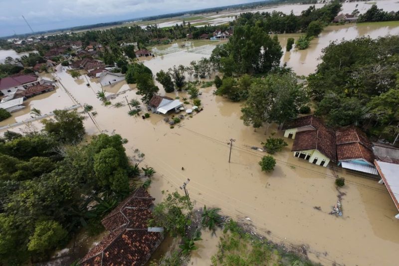 Kondisi permukiman yang terendam banjir akibat curah hujan tinggi. BNPB mengimbau masyarakat tetap waspada terhadap potensi banjir, banjir bandang, dan tanah longsor yang masih mengintai di berbagai wilayah Indonesia, termasuk Sumatra Selatan dan Kalimantan Barat. Foto: Ist.