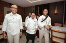 Kaesang Pangarep (kanan), Ketua Tim Pemenangan, bersama Reynaldo Bryan (tengah), Calon Ketua Umum HIPMI, dan para pendukung saat menghadiri acara “Malam Kolaborasi Daerah” di Plataran Senayan, Jakarta Pusat, Jumat (15/5/2026). Foto: Ist.