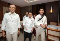 Kaesang Pangarep (kanan), Ketua Tim Pemenangan, bersama Reynaldo Bryan (tengah), Calon Ketua Umum HIPMI, dan para pendukung saat menghadiri acara “Malam Kolaborasi Daerah” di Plataran Senayan, Jakarta Pusat, Jumat (15/5/2026). Foto: Ist.
