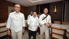Kaesang Pangarep (kanan), Ketua Tim Pemenangan, bersama Reynaldo Bryan (tengah), Calon Ketua Umum HIPMI, dan para pendukung saat menghadiri acara “Malam Kolaborasi Daerah” di Plataran Senayan, Jakarta Pusat, Jumat (15/5/2026). Foto: Ist.