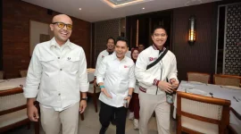 Kaesang Pangarep (kanan), Ketua Tim Pemenangan, bersama Reynaldo Bryan (tengah), Calon Ketua Umum HIPMI, dan para pendukung saat menghadiri acara “Malam Kolaborasi Daerah” di Plataran Senayan, Jakarta Pusat, Jumat (15/5/2026). Foto: Ist.
