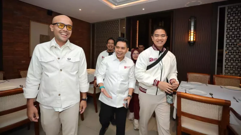 Kaesang Pangarep (kanan), Ketua Tim Pemenangan, bersama Reynaldo Bryan (tengah), Calon Ketua Umum HIPMI, dan para pendukung saat menghadiri acara “Malam Kolaborasi Daerah” di Plataran Senayan, Jakarta Pusat, Jumat (15/5/2026). Foto: Ist.