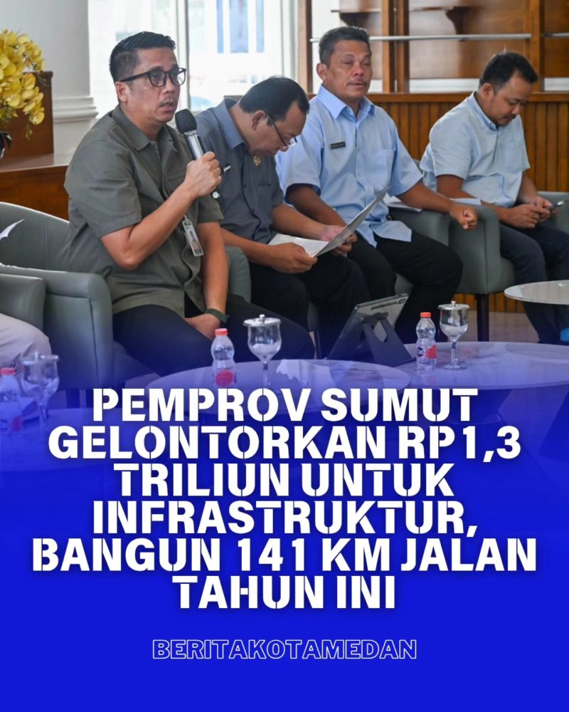 Konferensi pers penyampaian rencana pembangunan infrastruktur tahun 2026 di Lingkungan Pemprov Sumut, Selasa (26/5/2026). Kepala Dinas Bina Marga, Bina Konstruksi dan Cipta Karya Sumut, Chandra Dalimunthe (kiri), menjelaskan alokasi anggaran sebesar Rp1,372 triliun untuk pembangunan dan pemeliharaan jalan serta jembatan, menargetkan pembangunan 141 kilometer jalan baru melalui Program PHTC dan PSD guna meningkatkan konektivitas wilayah. Foto: Ist.