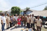 Tinjau Rumah Tak Layak Huni di Belawan, Maruli Siahaan Komitmen Berikan Bantuan Perbaikan. (Foto:Ist) 