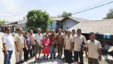Tinjau Rumah Tak Layak Huni di Belawan, Maruli Siahaan Komitmen Berikan Bantuan Perbaikan. (Foto:Ist) 