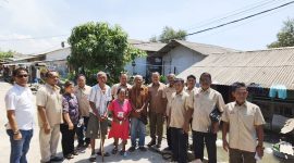 Tinjau Rumah Tak Layak Huni di Belawan, Maruli Siahaan Komitmen Berikan Bantuan Perbaikan. (Foto:Ist) 