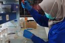 Petugas laboratorium Badan Pengawasan Obat dan Makanan (BPOM) sedang melakukan pengujian sampel produk kosmetik untuk mendeteksi kandungan bahan berbahaya atau zat terlarang. BPOM menegaskan akan menindak tegas pelaku peredaran kosmetik ilegal dengan ancaman hukuman penjara hingga 12 tahun dan denda hingga Rp5 miliar sesuai Undang-Undang Kesehatan. Foto: Ist.