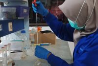 Petugas laboratorium Badan Pengawasan Obat dan Makanan (BPOM) sedang melakukan pengujian sampel produk kosmetik untuk mendeteksi kandungan bahan berbahaya atau zat terlarang. BPOM menegaskan akan menindak tegas pelaku peredaran kosmetik ilegal dengan ancaman hukuman penjara hingga 12 tahun dan denda hingga Rp5 miliar sesuai Undang-Undang Kesehatan. Foto: Ist.
