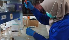 Petugas laboratorium Badan Pengawasan Obat dan Makanan (BPOM) sedang melakukan pengujian sampel produk kosmetik untuk mendeteksi kandungan bahan berbahaya atau zat terlarang. BPOM menegaskan akan menindak tegas pelaku peredaran kosmetik ilegal dengan ancaman hukuman penjara hingga 12 tahun dan denda hingga Rp5 miliar sesuai Undang-Undang Kesehatan. Foto: Ist.