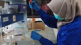 Petugas laboratorium Badan Pengawasan Obat dan Makanan (BPOM) sedang melakukan pengujian sampel produk kosmetik untuk mendeteksi kandungan bahan berbahaya atau zat terlarang. BPOM menegaskan akan menindak tegas pelaku peredaran kosmetik ilegal dengan ancaman hukuman penjara hingga 12 tahun dan denda hingga Rp5 miliar sesuai Undang-Undang Kesehatan. Foto: Ist.