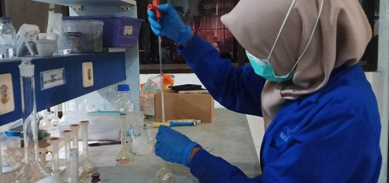 Petugas laboratorium Badan Pengawasan Obat dan Makanan (BPOM) sedang melakukan pengujian sampel produk kosmetik untuk mendeteksi kandungan bahan berbahaya atau zat terlarang. BPOM menegaskan akan menindak tegas pelaku peredaran kosmetik ilegal dengan ancaman hukuman penjara hingga 12 tahun dan denda hingga Rp5 miliar sesuai Undang-Undang Kesehatan. Foto: Ist.