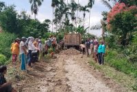 Jatagena Pegagan Hilir Bergerak, Warga Simanduma Gotong Royong Perbaiki Jalan. (Foto:Ist) 