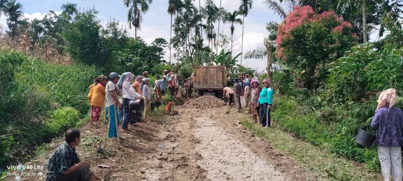 Jatagena Pegagan Hilir Bergerak, Warga Simanduma Gotong Royong Perbaiki Jalan. (Foto:Ist) 