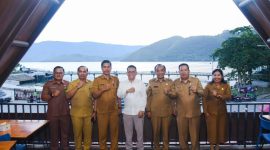Pererat Sinergi Pariwisata, Wakil Walikota Medan Kunjungi Waterfront Pangururan Samosir

(Foto:Ist) 