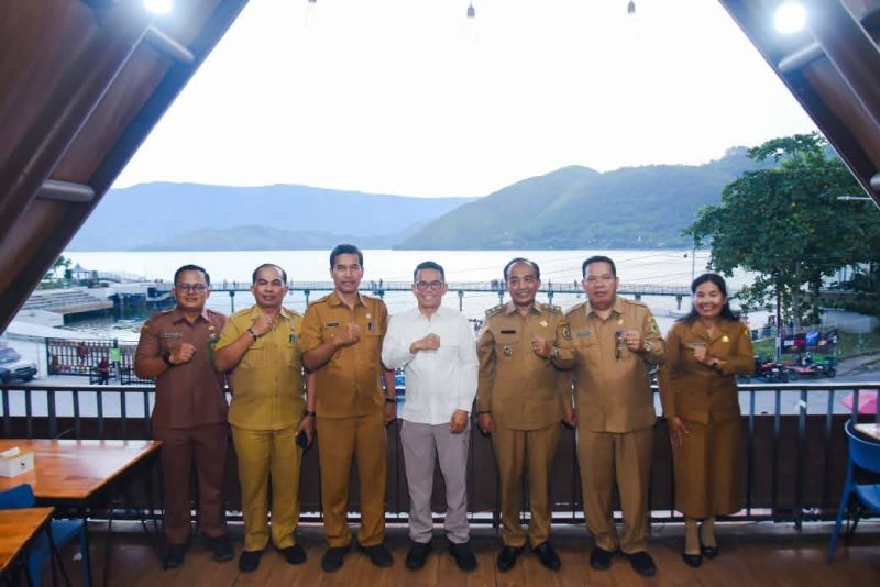 Pererat Sinergi Pariwisata, Wakil Walikota Medan Kunjungi Waterfront Pangururan Samosir

(Foto:Ist) 