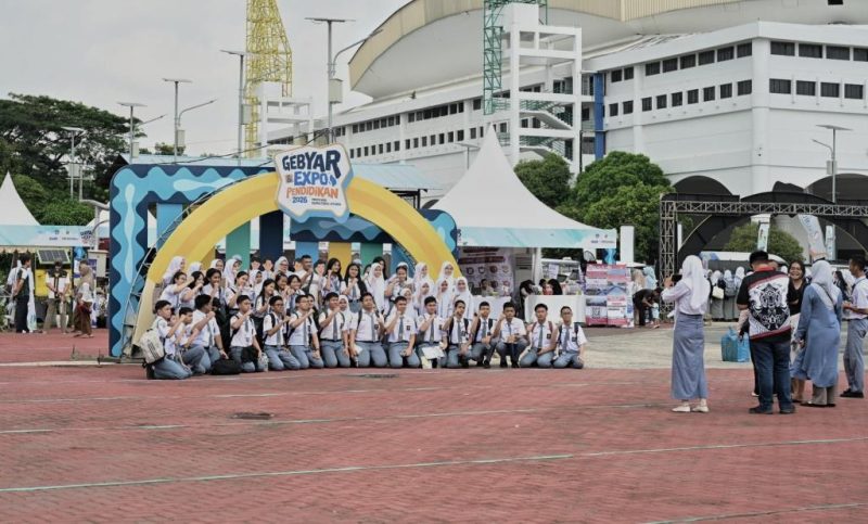 Suasana meriah di lokasi Gebyar dan Pameran Pendidikan Sumatera Utara 2026 di Kompleks Astaka, Deliserdang. Ribuan pengunjung, terutama siswa-siswi berseragam, memadati area acara yang menghadirkan berbagai stan pendidikan, UMKM, dan pertunjukan seni. Foto: Ist.