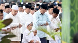 Gubernur Sumatera Utara Muhammad Bobby Afif Nasution melaksanakan Salat Iduladha 1447 Hijriah bersama masyarakat di Lapangan Merdeka, Kota Binjai, Rabu (27/5/2026) pagi. Foto: Ist.