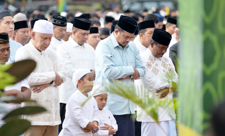 Gubernur Sumatera Utara Muhammad Bobby Afif Nasution melaksanakan Salat Iduladha 1447 Hijriah bersama masyarakat di Lapangan Merdeka, Kota Binjai, Rabu (27/5/2026) pagi. Foto: Ist.