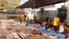Foto : Suasana saat Pelaksanaan Penyembelihan daging Qurban di Kantor DPD Golkar Sumut (Ika)