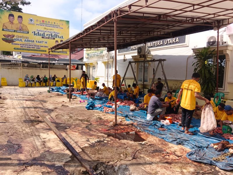 Foto : Suasana saat Pelaksanaan Penyembelihan daging Qurban di Kantor DPD Golkar Sumut (Ika)