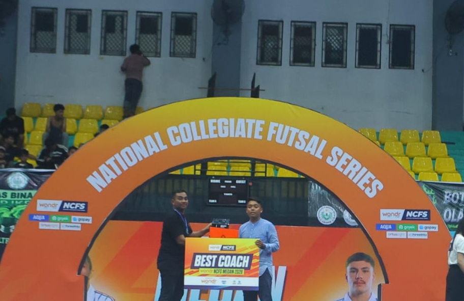 Pelatih STOK Binaguna mendapat gelar pelatih terbaik di kejuaraan NCFS 2026 Region Medan. (Ist)