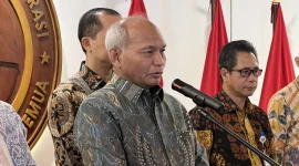 Kepala SKK Migas, Djoko Siswanto, saat memberikan keterangan pers. Beliau mengumumkan penemuan potensi 13 sumur minyak dan gas baru di kawasan transmigrasi Samboja, Kalimantan Timur, dengan cadangan hampir 1 juta barel minyak dan 11,64 miliar kaki kubik gas. Foto: Ist.